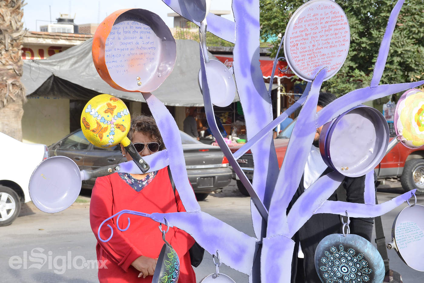 Inauguran Plaza de la Mujer con escultura de sartenes y ollas en Torreón - 1157512