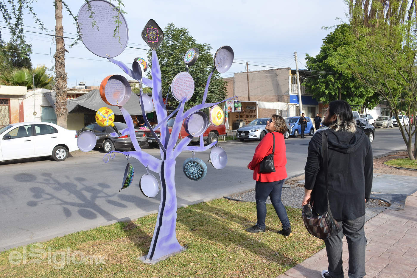 Inauguran Plaza de la Mujer con escultura de sartenes y ollas en Torreón - 1157513