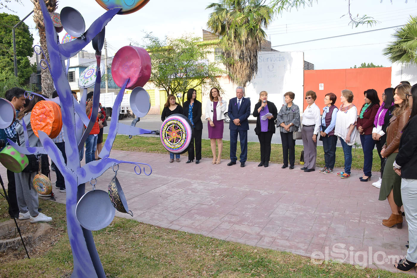 Inauguran Plaza de la Mujer con escultura de sartenes y ollas en Torreón - 1157514
