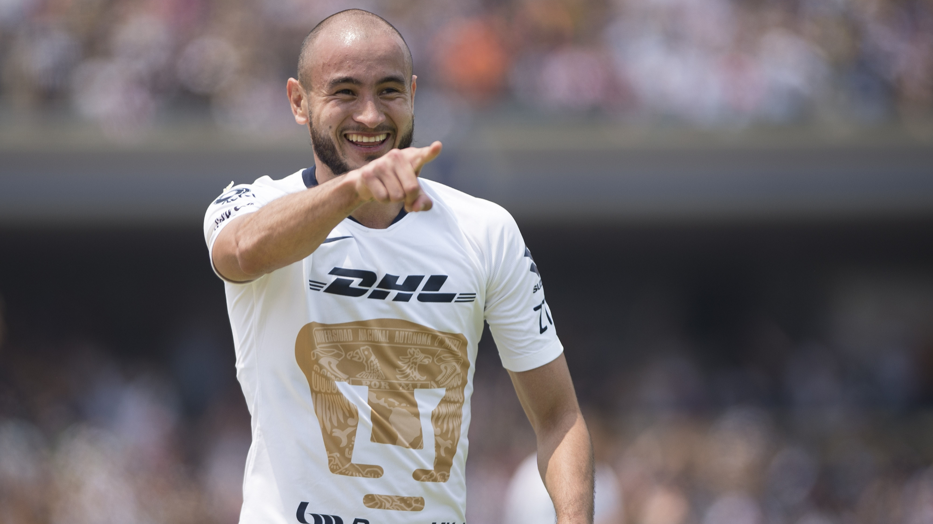 Pumas vence a Chivas y mantiene la esperanza de clasificar