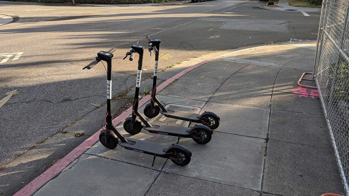 Bicicletas y scooters no deben afectar a peatones: Lajous