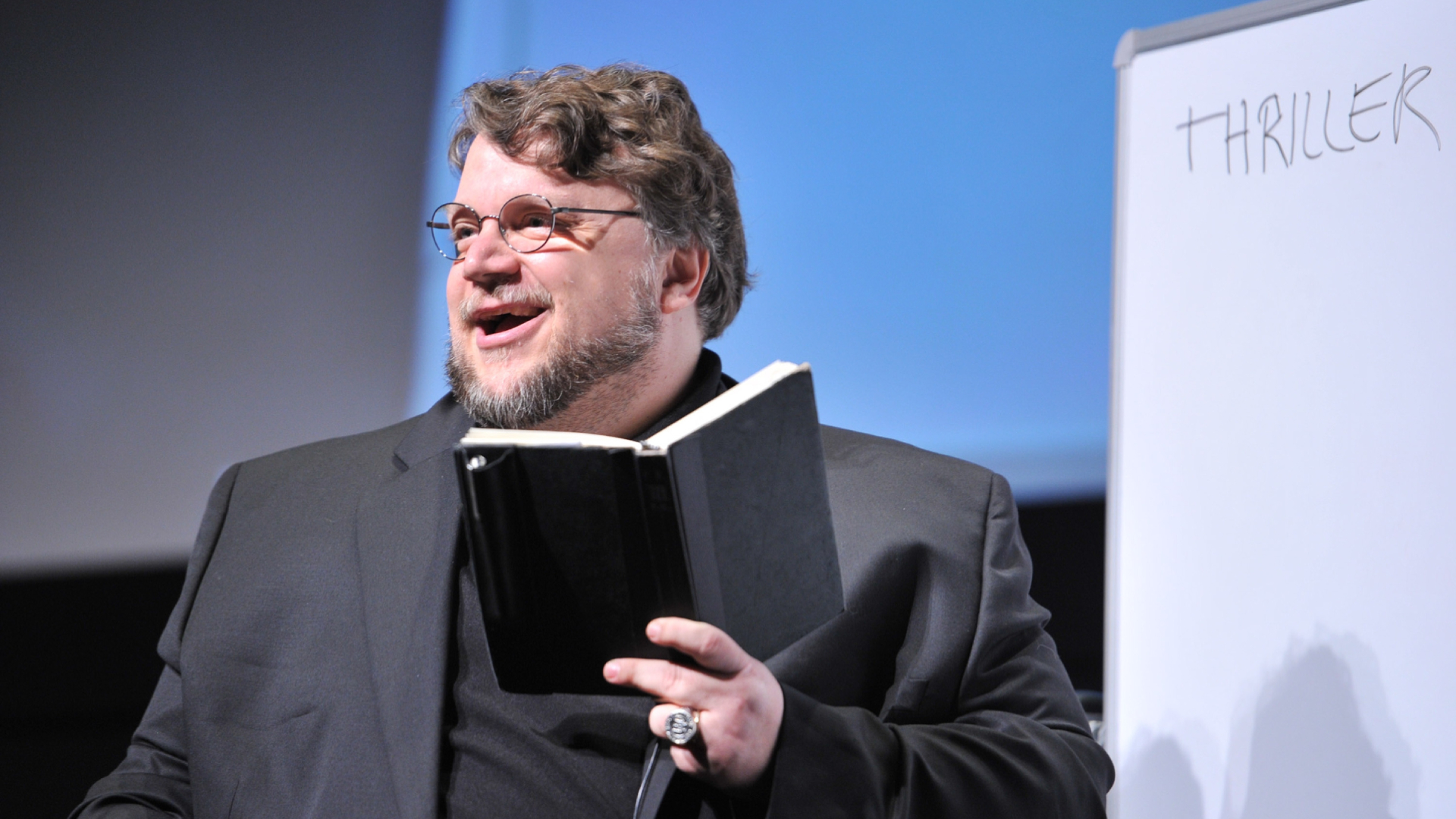 Guillermo del Toro ofrece ayudar a selección femenil de hockey