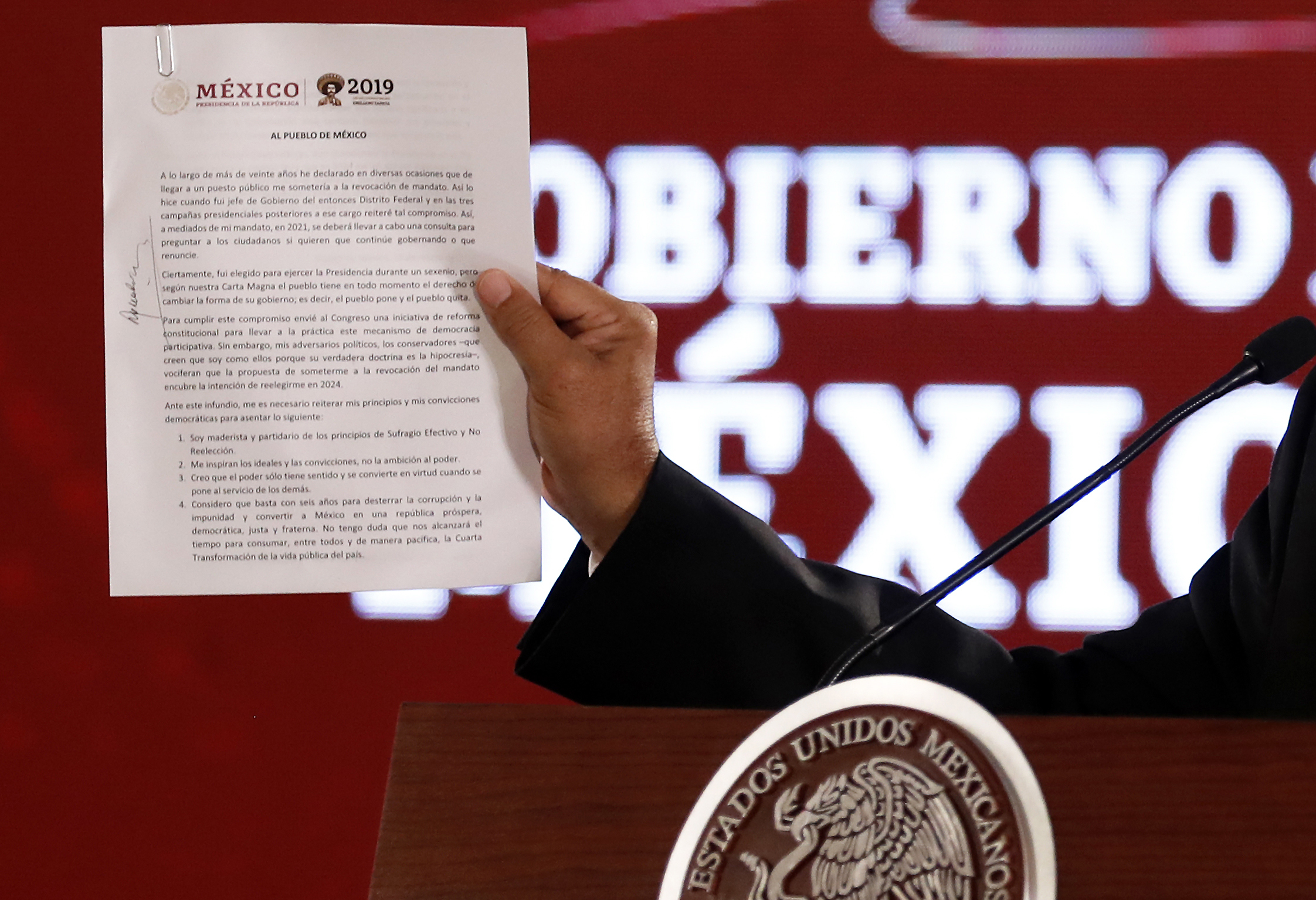 Análisis de la firma del compromiso de no reelección de López Obrador