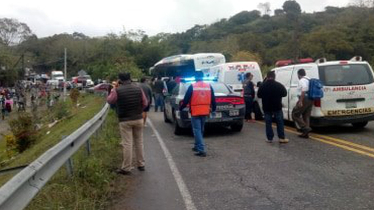 Mueren ocho personas en choque de autobús en Veracruz