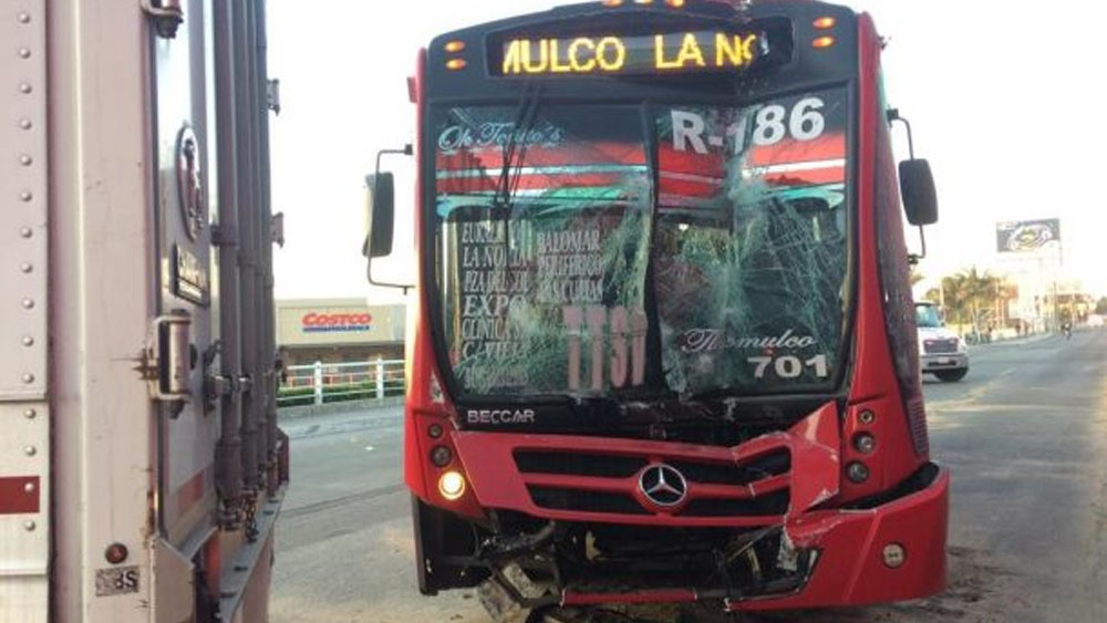Choque entre camión y tráiler deja al menos 14 heridos en Jalisco