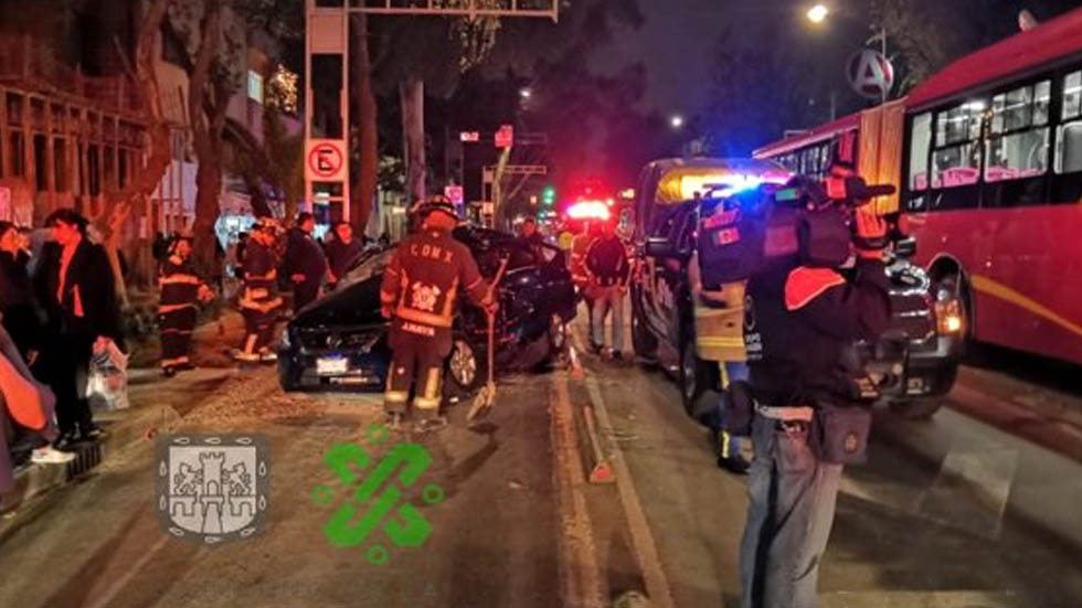 Metrobús choca con automóvil en la Narvarte