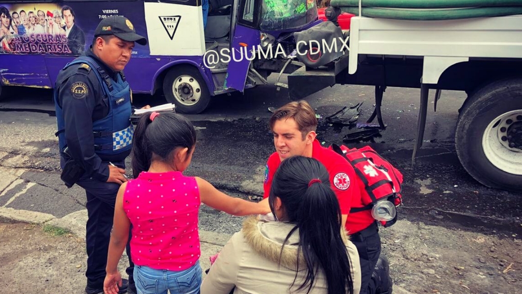 Choque entre camión y pipa deja al menos 14 heridos en Tlalpan Choque entre camión y pipa deja al menos 14 heridos en Tlalpan