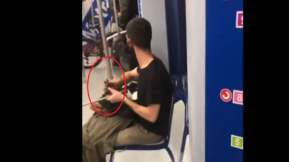 #Video Pasajero afila cuchillo en vagón del Metro