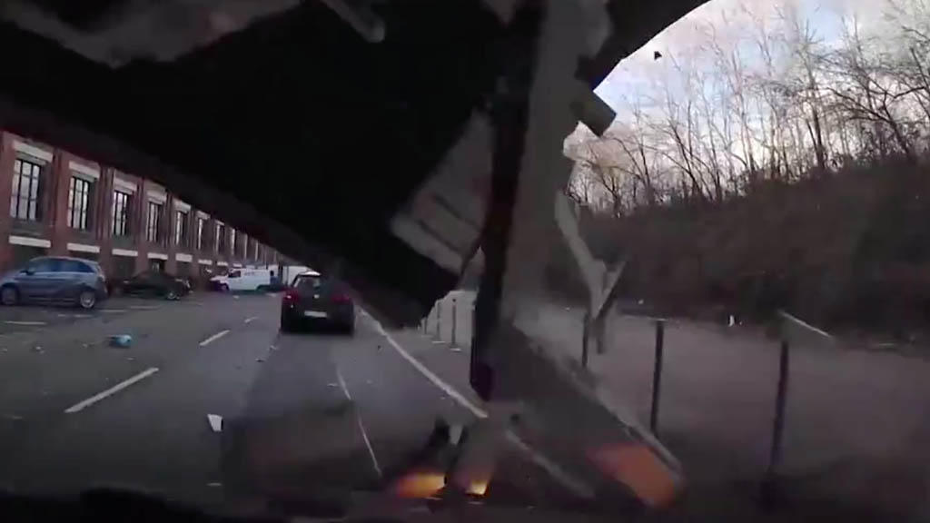 #Video Cae techo de edificio encima de automóvil en Alemania