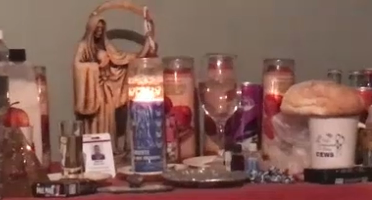 Asesina a su esposo y duerme tres días con el cadáver - altar-a-la-muerte-con-fotografia-de-la-victima