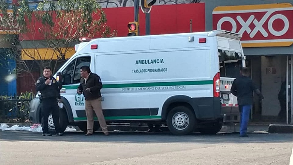 Ambulancia atropella a joven y se lo lleva al hospital