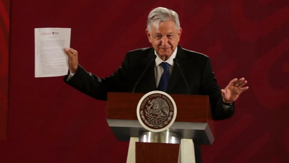 AMLO firma compromiso de no reelección
