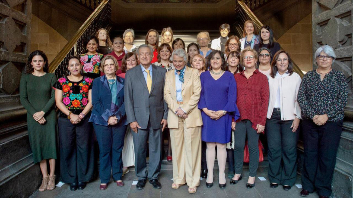 Las mujeres son más honradas y trabajadoras que los hombres: AMLO