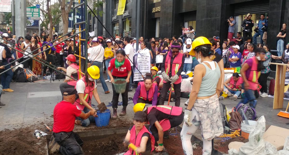 Manifestantes del #8M construyen antimonumento en el Centro - antimonumento-centro-historico