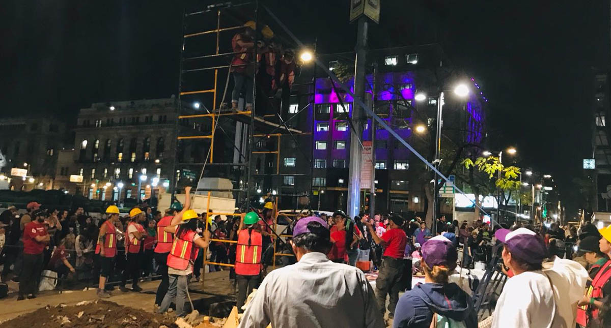 Manifestantes del #8M construyen antimonumento en el Centro