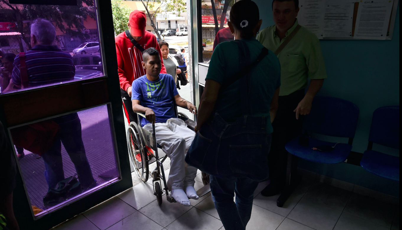 Guaidó asegura que 17 personas han muerto en hospitales debido a apagón en Venezuela - apagon-clinicas-venezuela