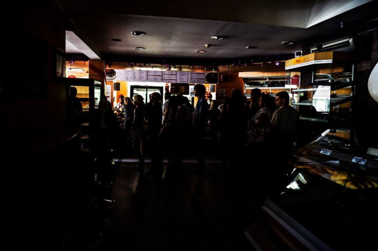 Denuncian saqueo de más de 500 comercios durante apagón en Venezuela - apgon-venezuela