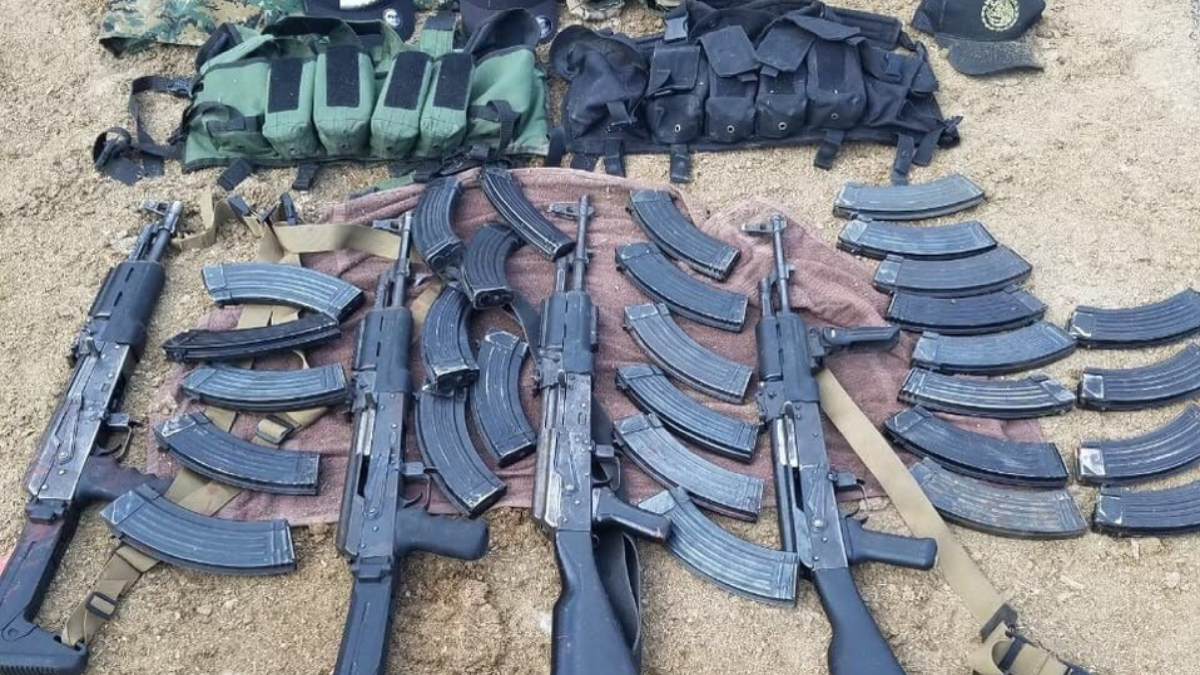 Aseguran un auto, cuatro rifles y cientos de cartuchos en Jalisco