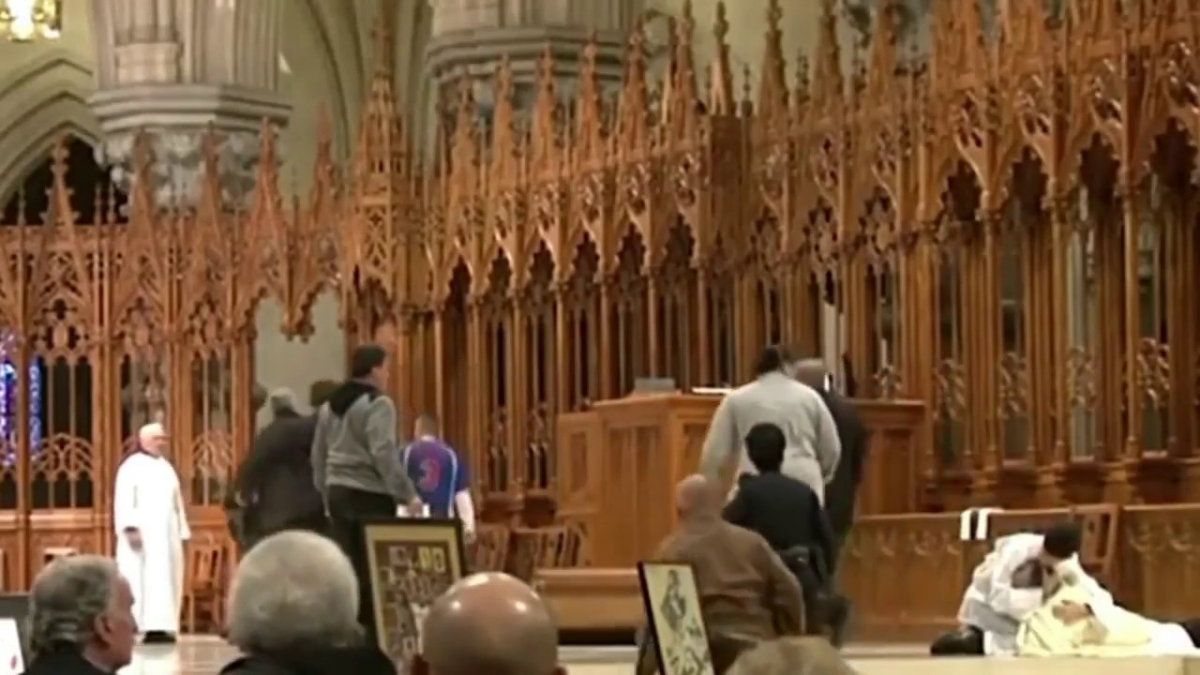 #Video Atacan a sacerdote en plena misa en Canadá