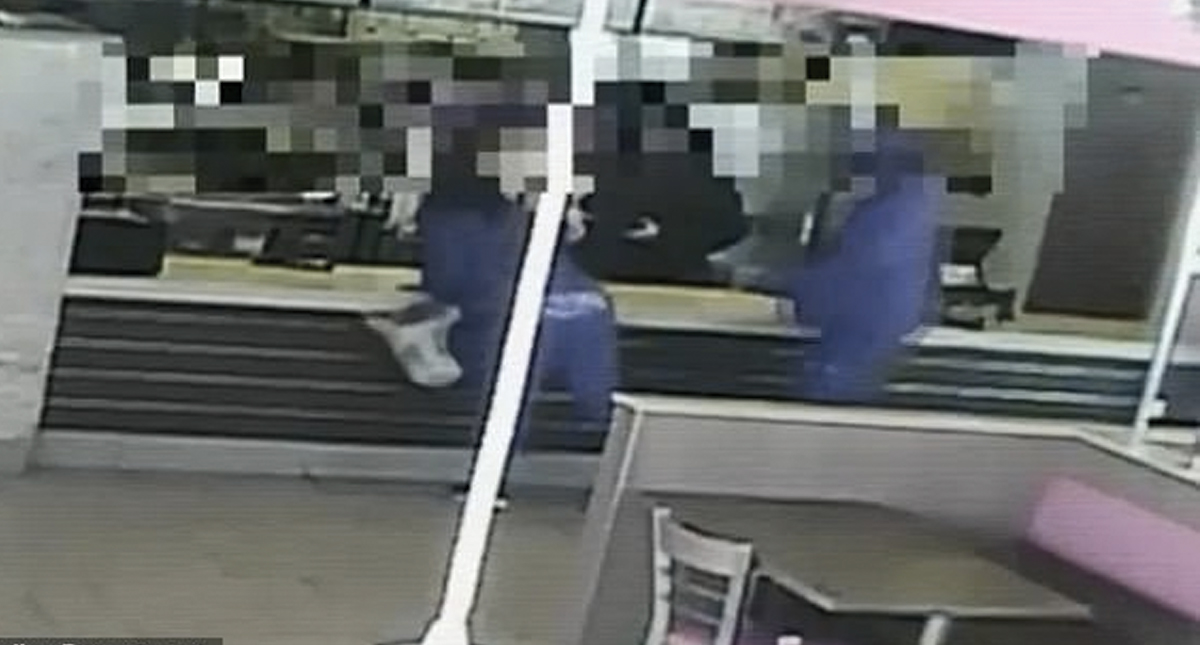 #Video Mujer agrede a empleados por poner tomate a su hamburguesa