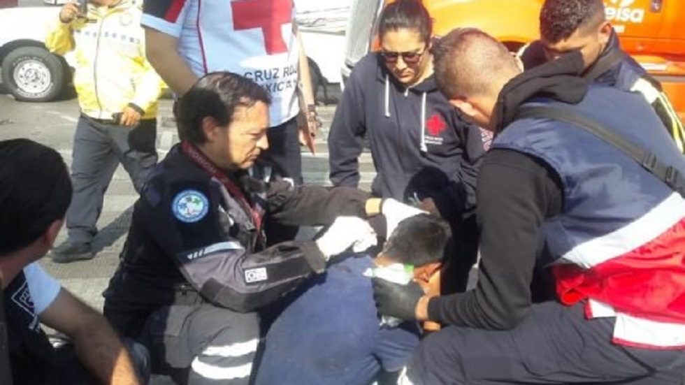 Ambulancia atropella a joven y se lo lleva al hospital - atencion-medica-a-joven-atropellado-por-ambulancia