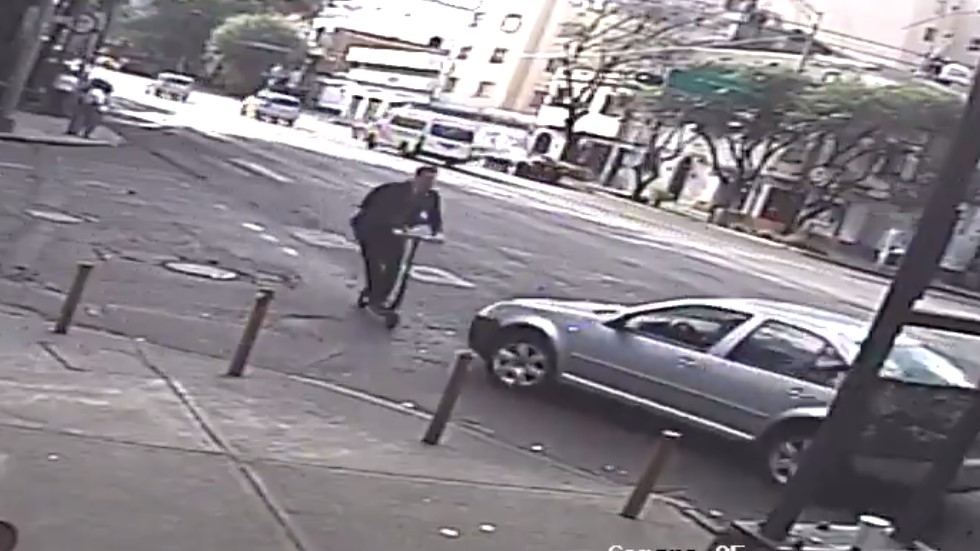 #Video Automovilista atropella a usuario de monopatín en la Roma
