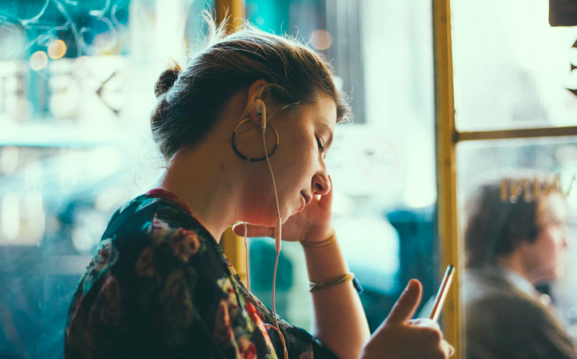 Moderar uso de audífonos previene problemas de oídos