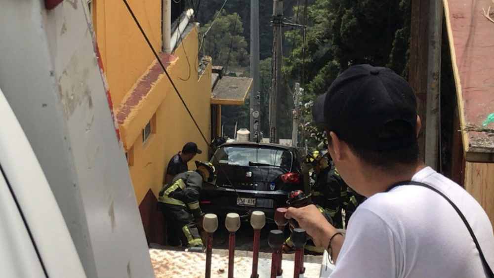 Auto cae dos veces 20 metros en alcaldía Álvaro Obregón