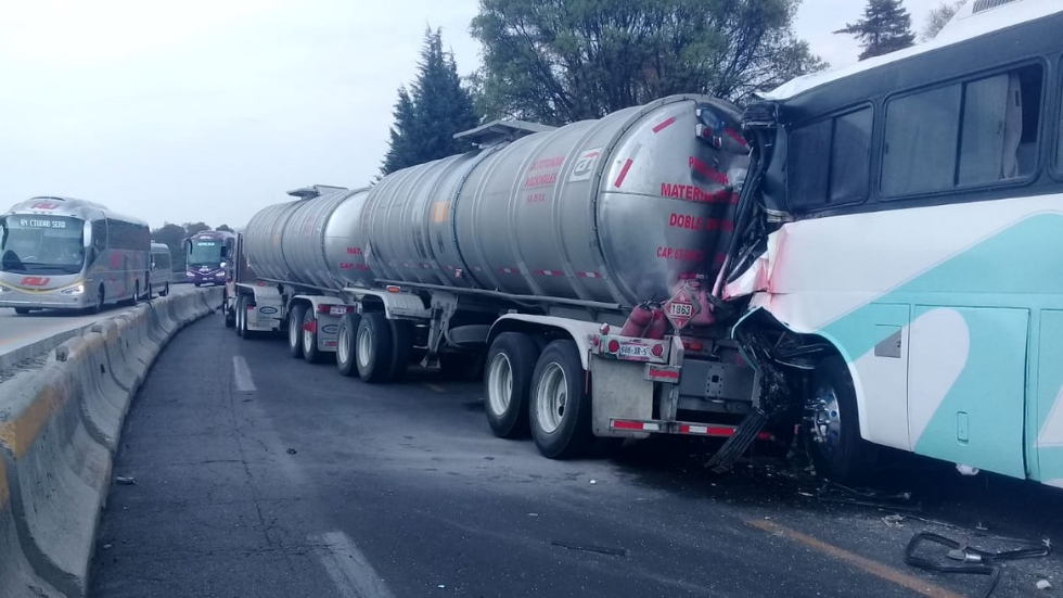 Choque de autobús y pipa en la México-Puebla deja al menos 25 lesionados Choque de autobús y pipa en la México-Puebla deja al menos 25 lesionados