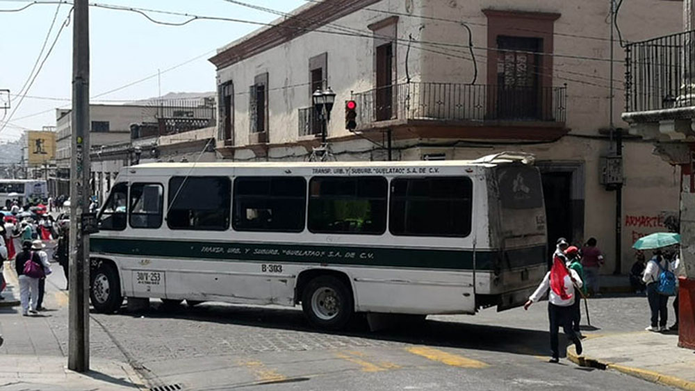 Grupo de choque secuestra autobuses en Oaxaca