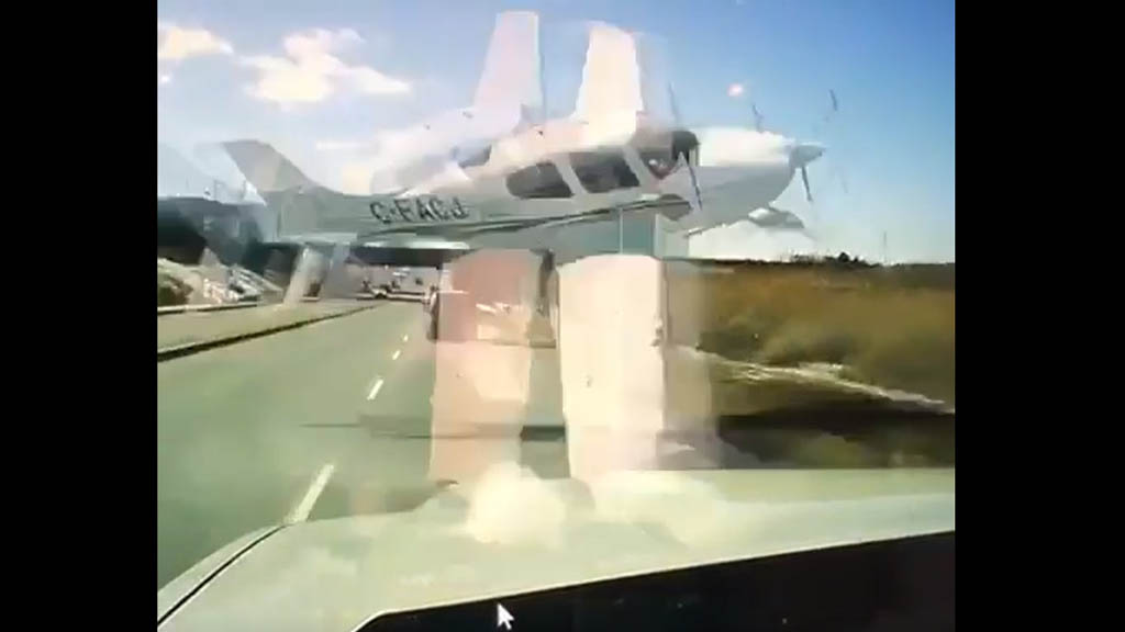 #Video Avioneta pierde altura y atraviesa carretera antes de estrellarse