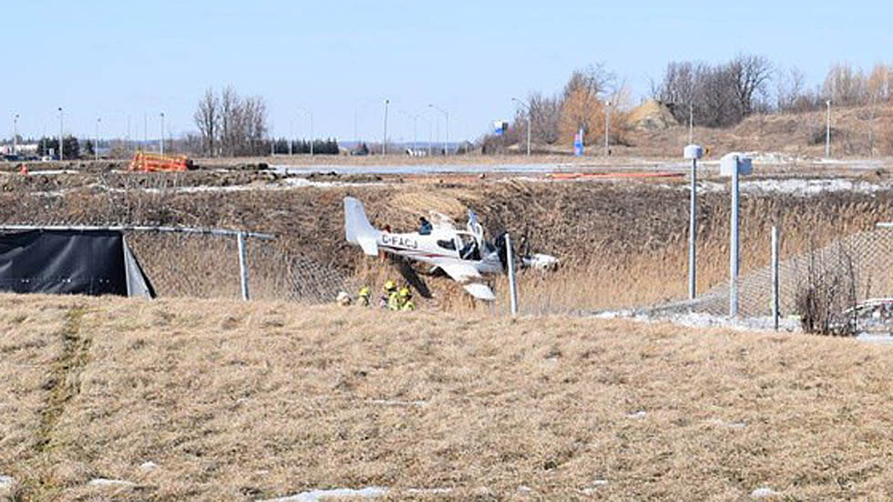 #Video Avioneta pierde altura y atraviesa carretera antes de estrellarse - avioneta-estrellada-en-campo-de-canada