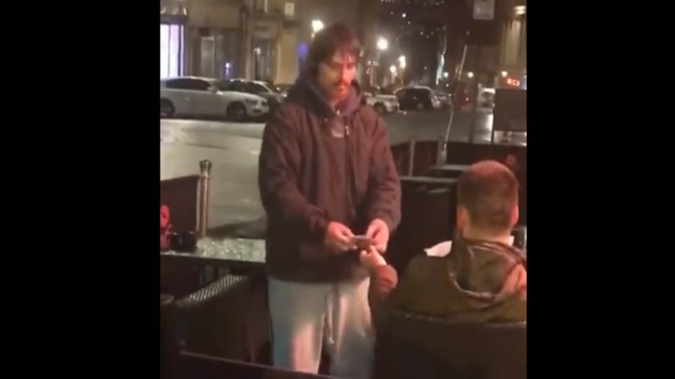 #Video Indigente recibe tarjeta para sacar dinero de ‘ayuda’