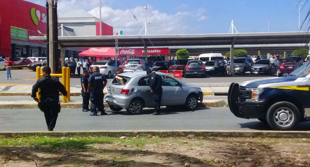 Balacera y persecución en Cancún deja dos policías heridos y tres detenidos