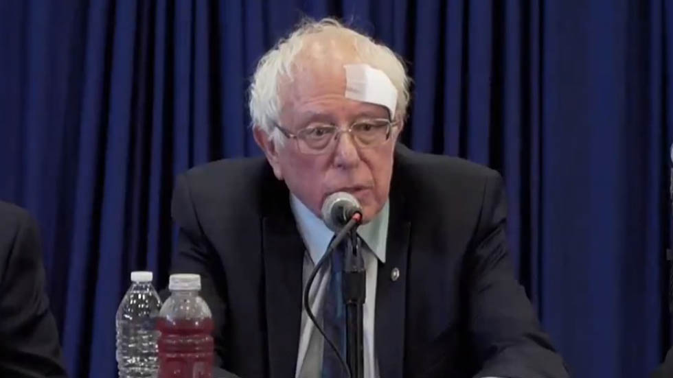 Bernie Sanders se abre la frente por caída en la ducha Bernie Sanders se abre la frente por caída en la ducha