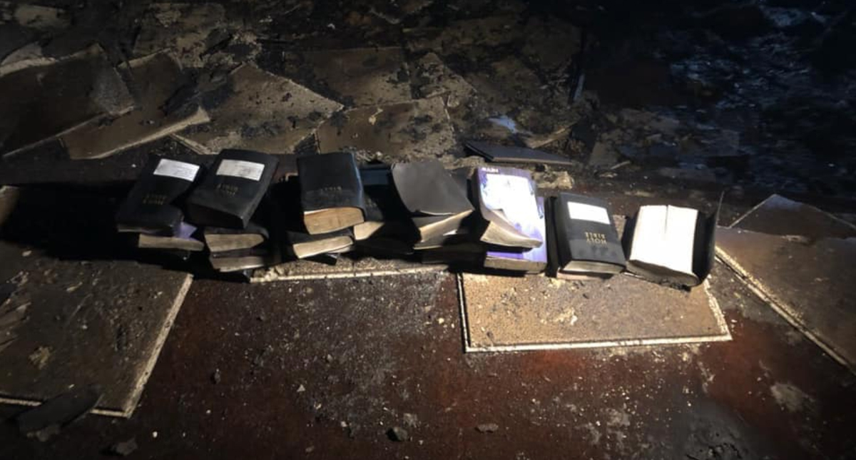 Biblias y crucifijos quedan intactos tras incendio en iglesia de EE.UU.