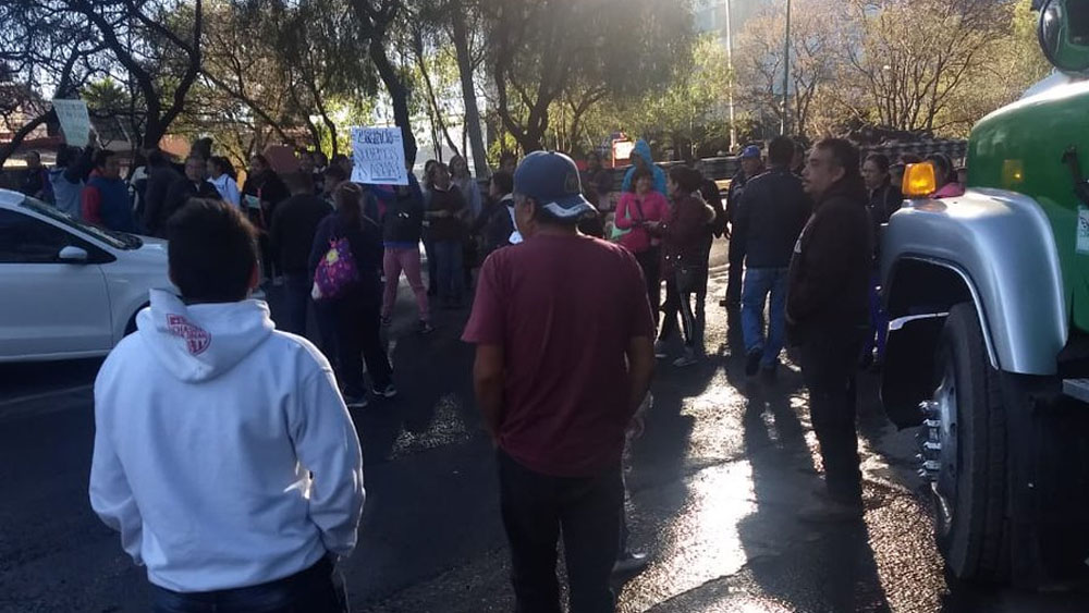 Vecinos bloquean la Picacho-Ajusco por falta de agua