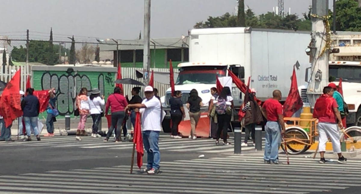 Jóvenes retiran a golpes bloqueo en Iztapalapa - bloqueo-del-fpfv