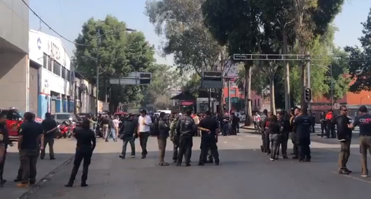 Bomberos bloquean Avenida Insurgentes
