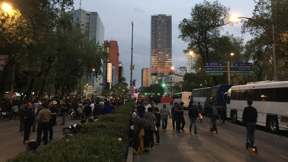 Maestros de la UACH mantienen bloqueo en Paseo de la Reforma