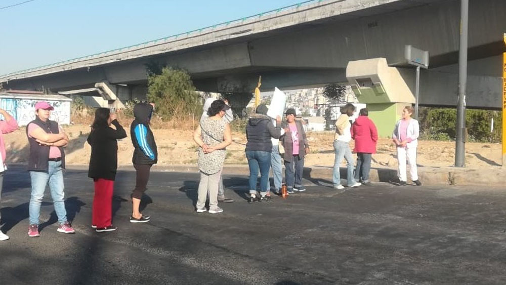 Bloquean Río de los Remedios por falta de agua