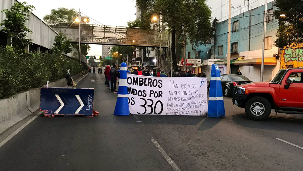 Bomberos mantienen bloqueo en Tlalpan
