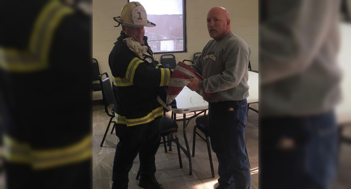Bomberos rescatan bandera estadounidense durante incendio - bomberos-bandera-estados-unidos-incendio-virginia