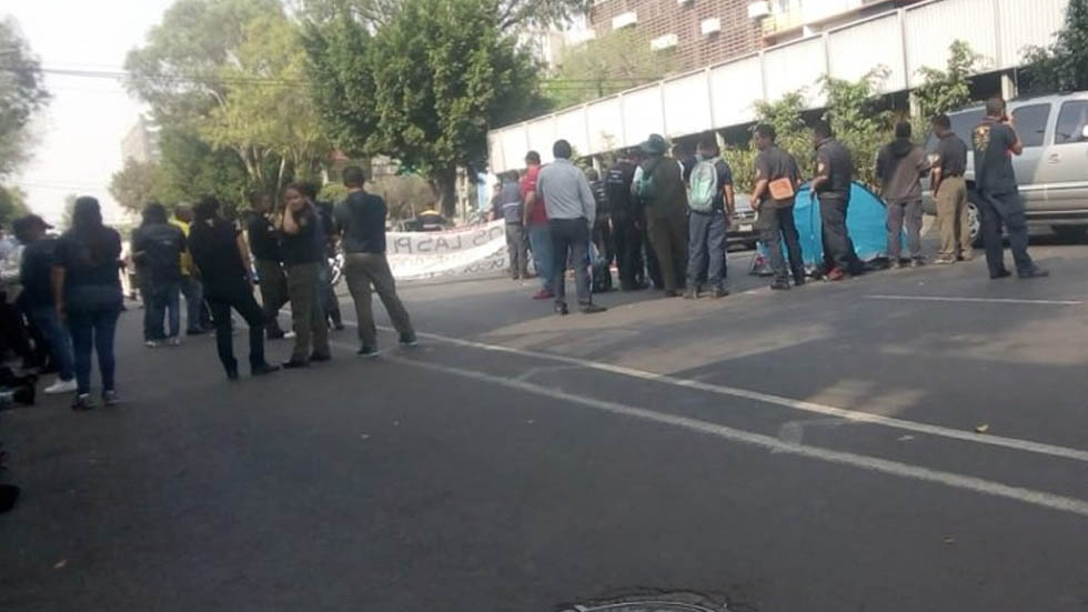 Bomberos bloquean Calzada de Tlalpan