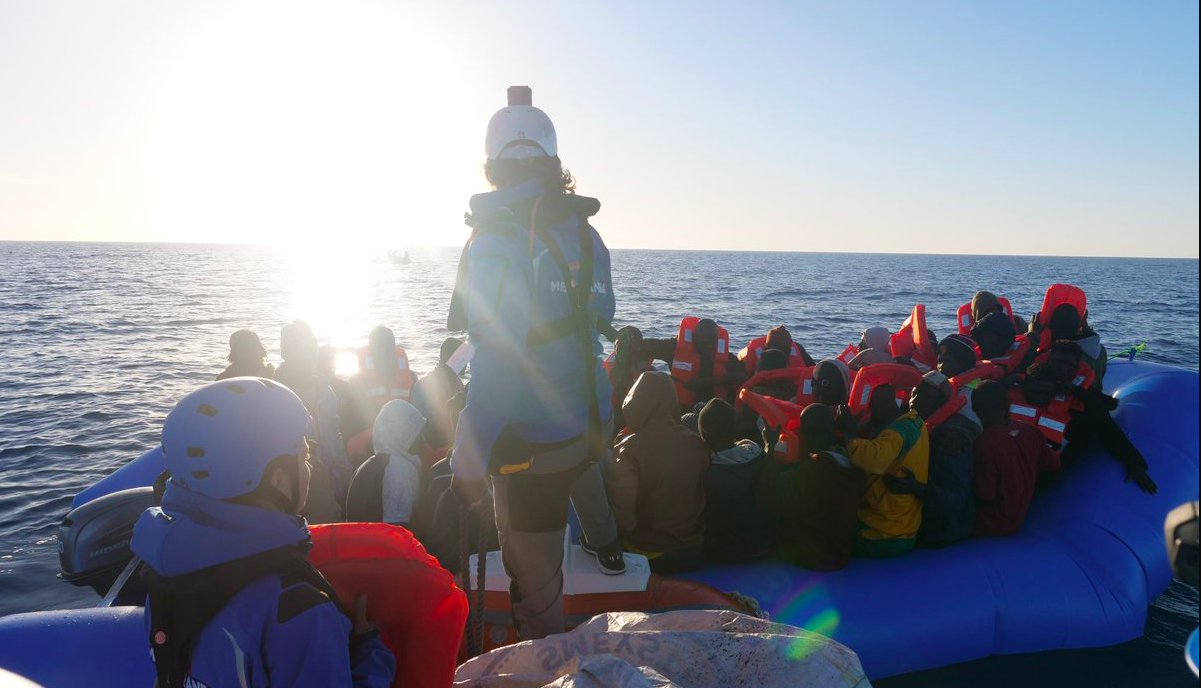 #Video Buque italiano rescata a 49 migrantes en costas de Libia