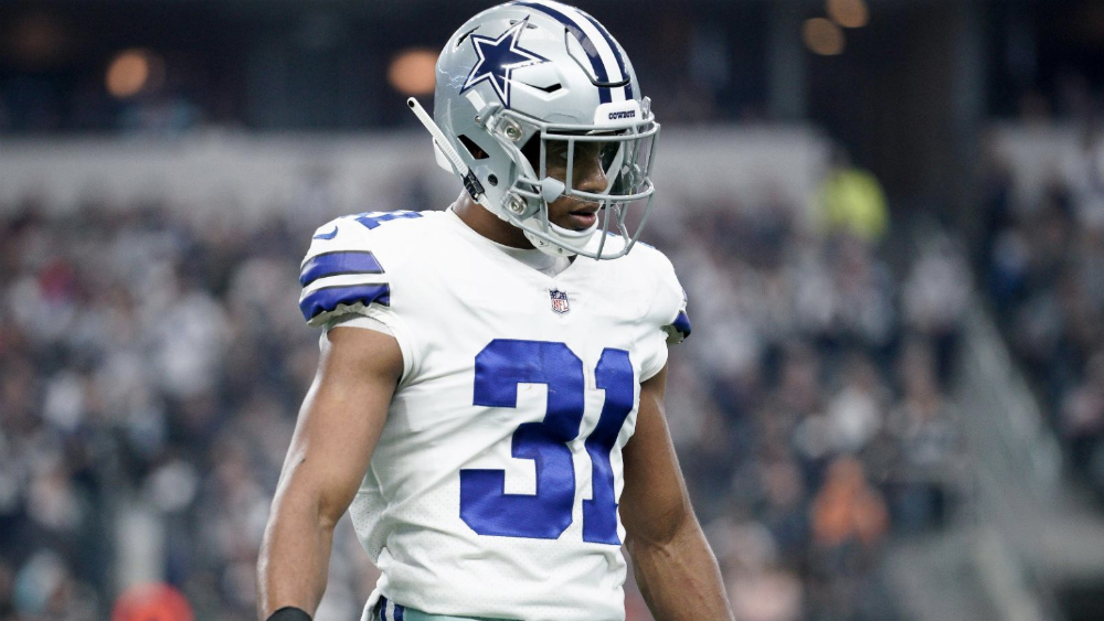 Operan de la cadera a esquinero de Cowboys, Byron Jones