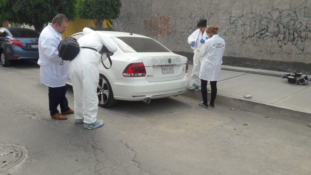 Hallan dos cadáveres dentro de auto en la Venustiano Carranza