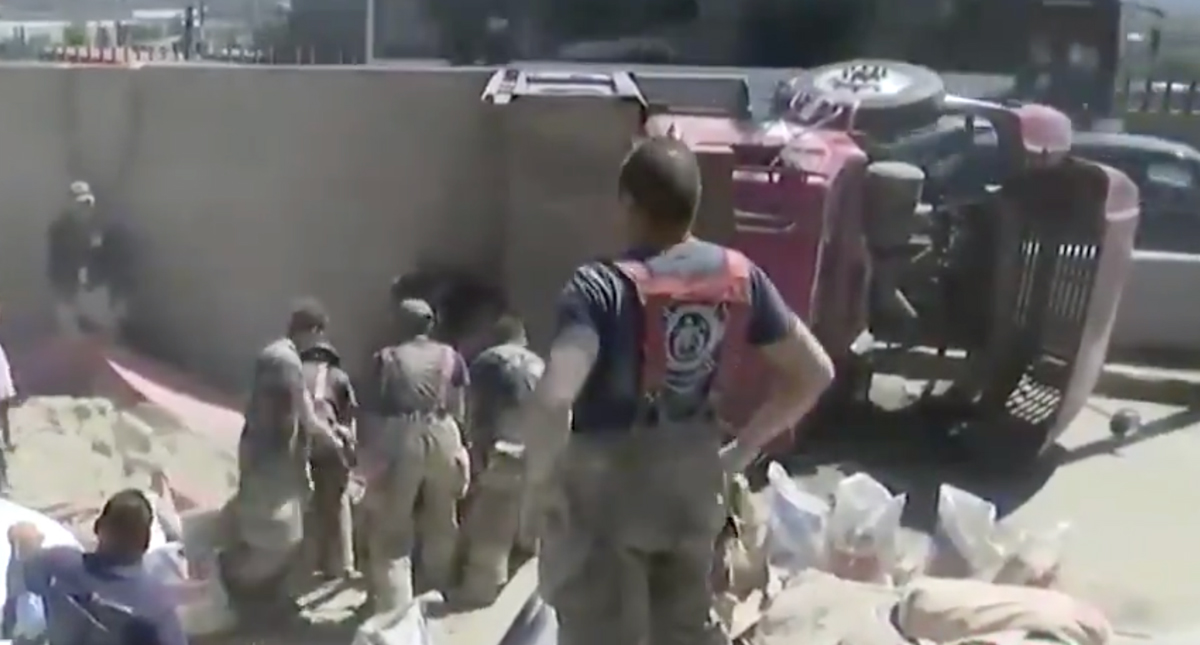 Cierran lateral de Periférico Norte por volcadura de camión