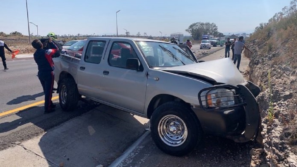 Bebé resulta grave en accidente vial sobre la México-Querétaro - camioneta-en-la-que-viajaba-la-bebe-con-su-familia