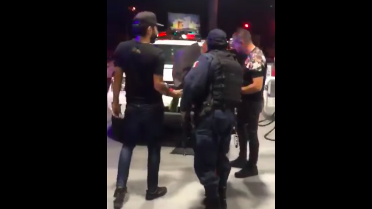 #Video Joven finge su detención para proponerle matrimonio a su novia